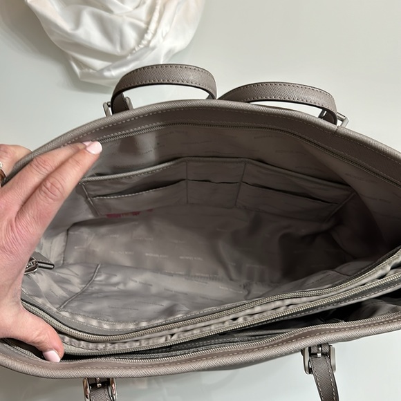 Micheal Kors Large Tote w original dust bag - Picture 6 of 11